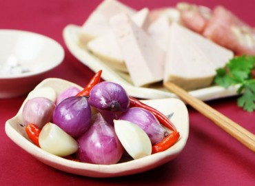 Cách làm hành tím ngâm chua ngọt đơn giản