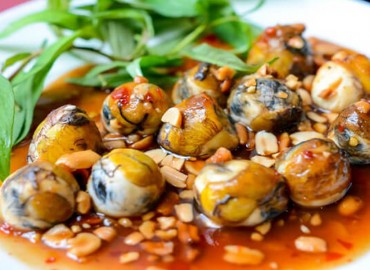 Trứng cút lộn xào me - món ăn đường phố "chất phát ngất" ở Hà thành