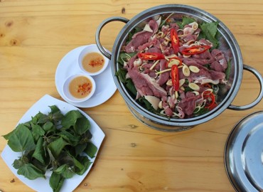 Về Ninh Thuận ăn dê hấp lá tía tô