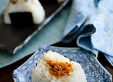 Cơm nắm kim chi cá ngừ xinh xinh đầy đủ dinh dưỡng mà lại ngon tuyệt vời
