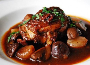 Gà nấu sốt vang đỏ