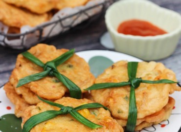 Ngày lạnh làm bánh ngô chiên cay ăn “cực đã”