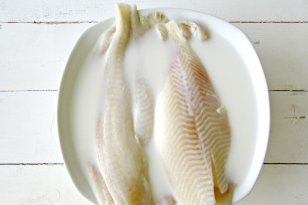 Để bếp không tanh mùi cá, trước khi chế biến hãy ngâm cá với hỗn hợp này