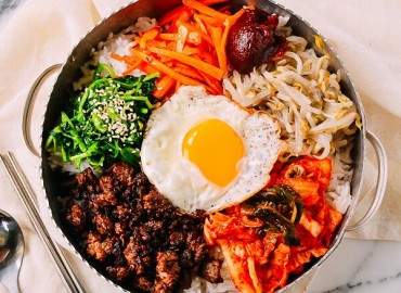 Bữa trưa có tô cơm trộn Bibimbap đúng chuẩn vị Hàn còn gì tuyệt hơn!